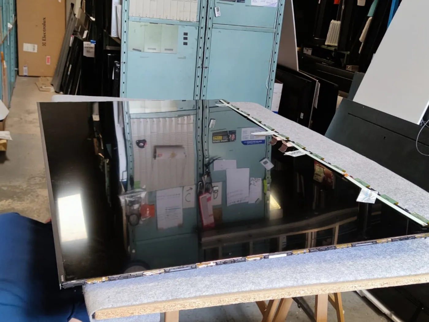 Contrôle de la dalle et des barrettes LED d'un téléviseur dans l'atelier de réparation TV à Perpignan