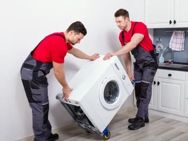 Techniciens déplaçant une machine à laver pour un dépannage à domicile à Perpignan