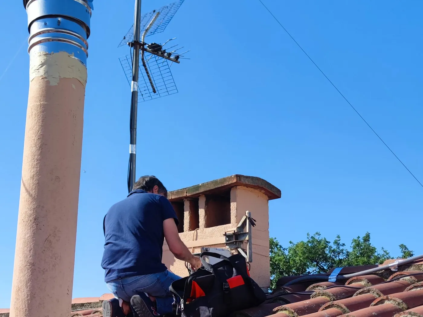 Réglage d'une antenne TV et d'une parabole sur un toit par ASD Electronique à Perpignan