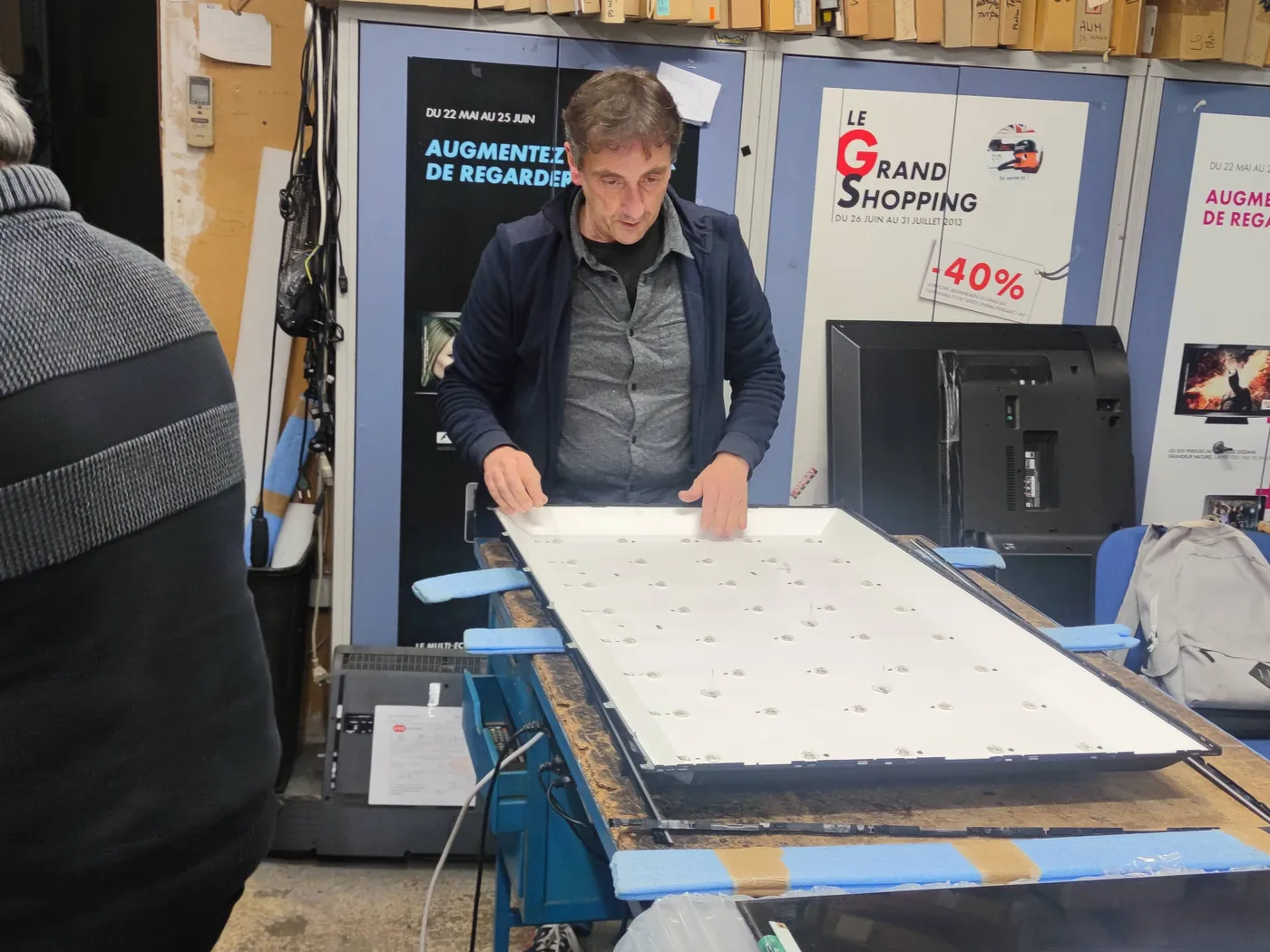 Réparateur ASD Electronique intervenant sur la carte électronique d'un appareil dans l'atelier à Perpignan